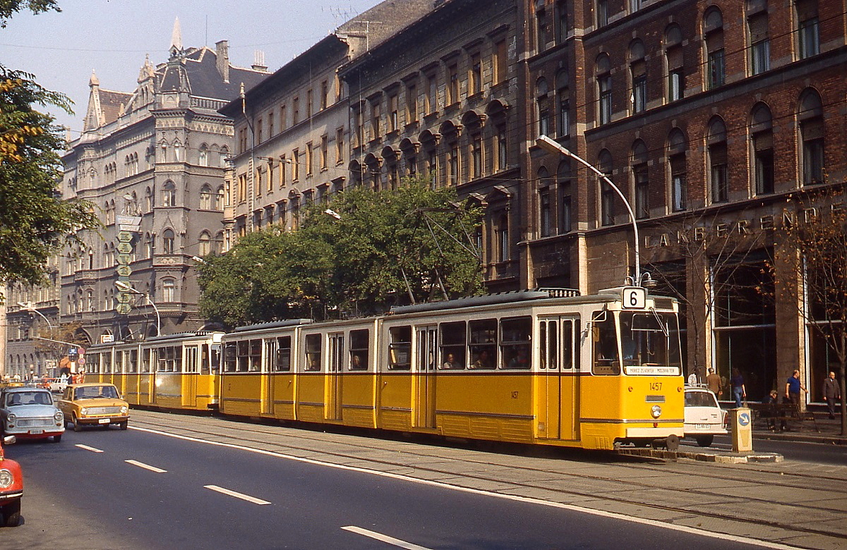 Eine Doppeltraktion der damals neuen Reihe CsM5 mit dem Schlusswagen 1457 ist im Oktober 1978 auf der Linie 6 der Budapester Straßenbahn unterwegs. Die Triebwagen sind noch heute im Einsatz.