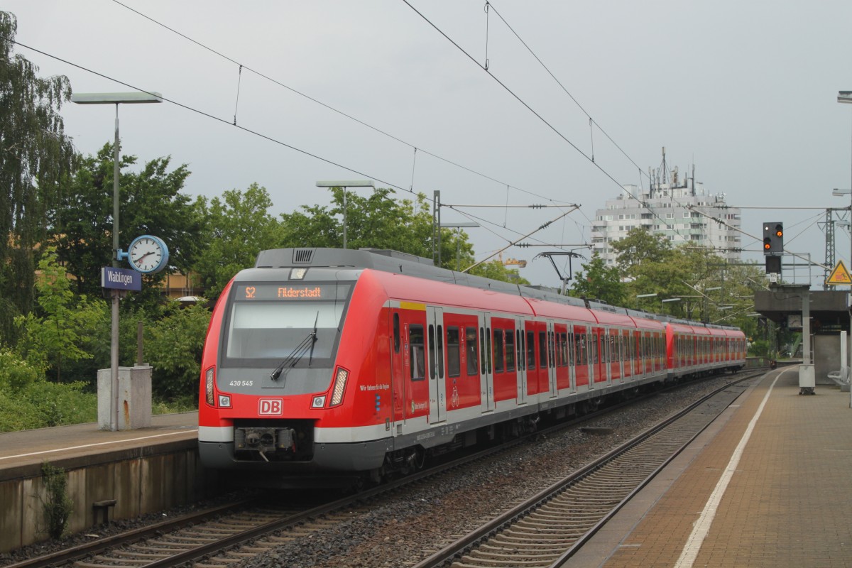 Eine Doppeltraktion ET 430, angeführt von 430 545, kommt am 25.05.2015 als S2 nach Filderstadt im Bahnhof Waiblingen zum Stehen. 