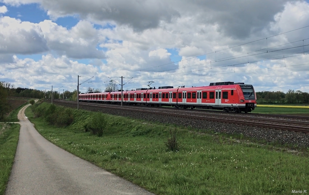 Eine Doppeltraktion ET423 Redesign der S-Bahn München war am 14.5.2021 als S2 nach Petershausen bei Asbach unterwegs.