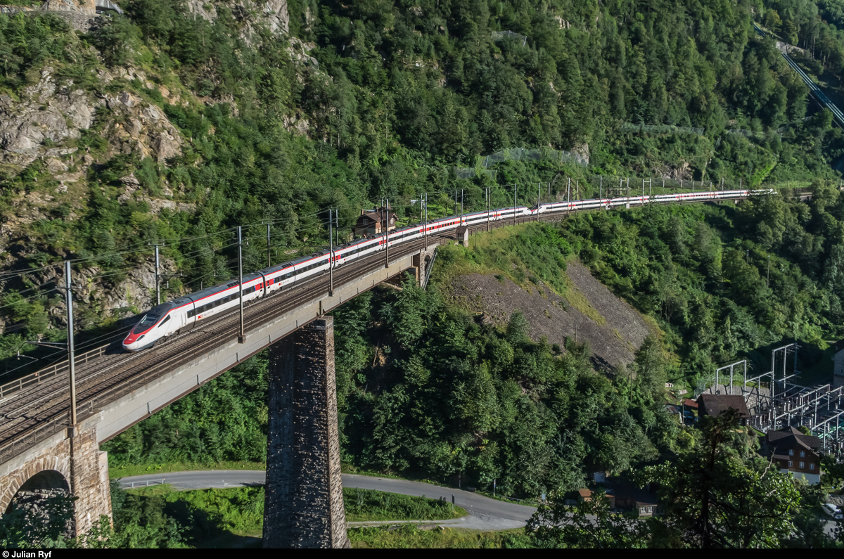 Eine Doppeltraktion ETR 610 ist am 23. August 2016 als ICN auf dem Chärstelenbachviadukt unterwegs in Richtung Lugano.