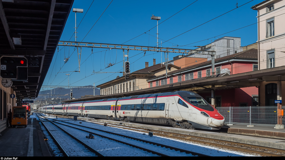 Eine Doppeltraktion ETR 610 erreicht am 24. Januar 2017 Chiasso als EC 15 Zürich HB - Milano Centrale. Die hintere Einheit ist ab Lugano geschlossen wird jedoch wegen häufiger Kupplungsprobleme bis Milano mitgeführt.