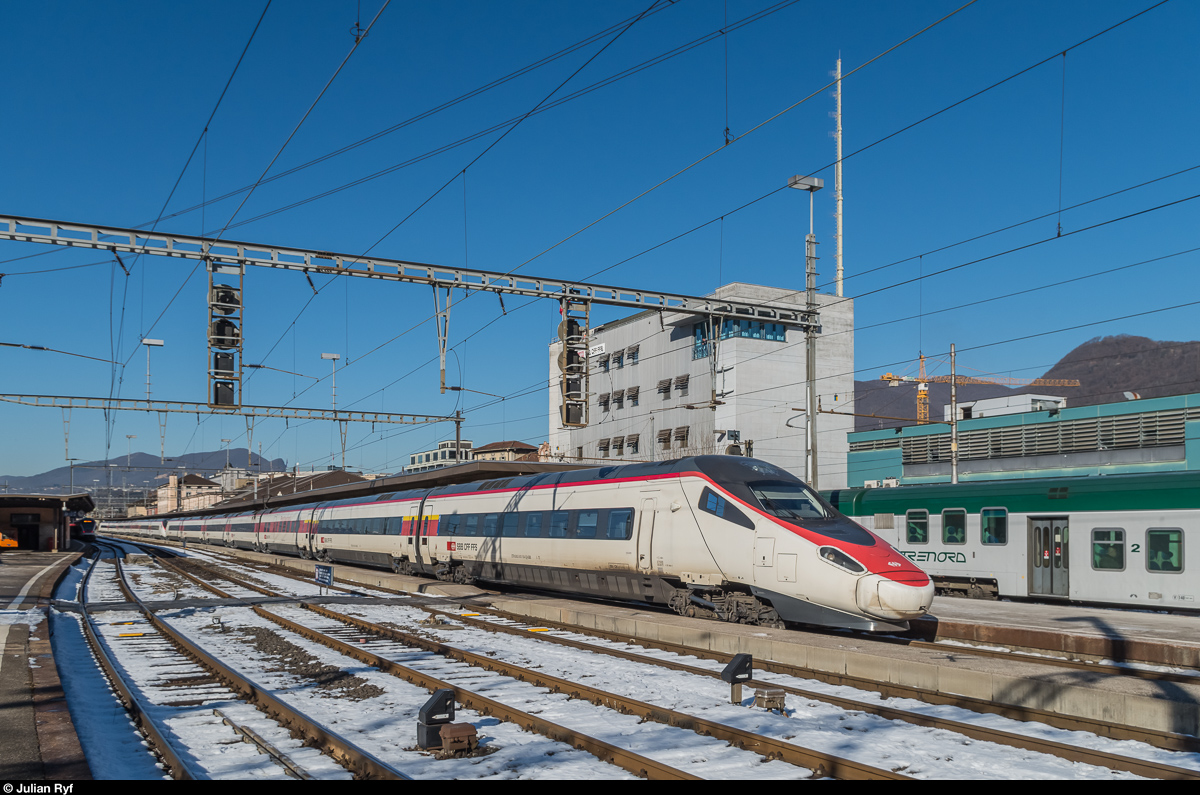 Eine Doppeltraktion ETR 610 verlässt am 24. Januar 2017 Chiasso als EC 15 Zürich HB - Milano Centrale. Die hintere Einheit ist ab Lugano geschlossen wird jedoch wegen häufiger Kupplungsprobleme bis Milano mitgeführt.