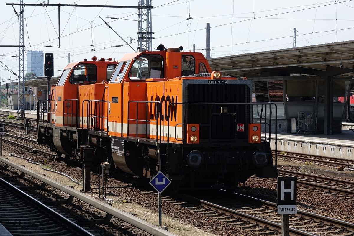 Eine Doppeltraktion der LOCON mit 214 004-4 (LOCON 214) und 214 005-1 (LOCON 215) bei der Durchfahrt in Berlin Lichtenberg am 12.05.2017