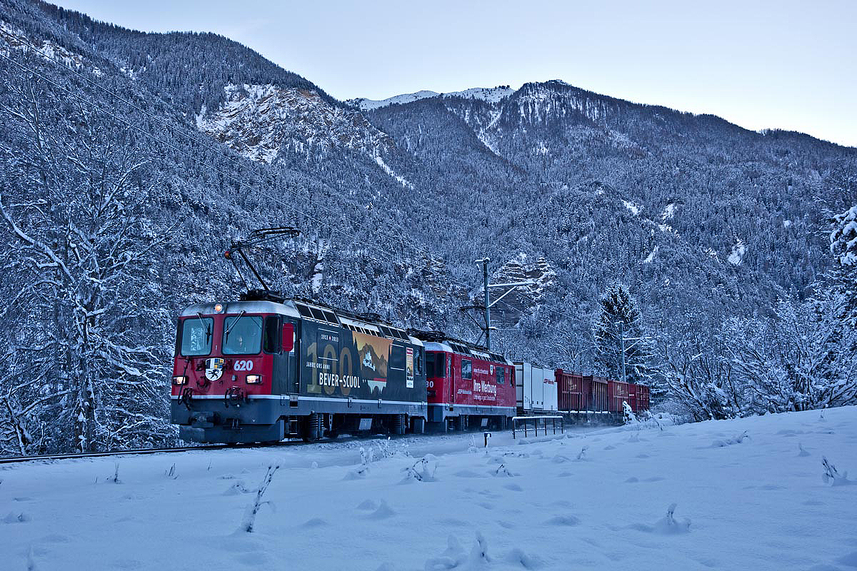 Eine Doppeltraktion der Loks Ge 4/4 II 620 und der Ge 4/4 II 630 fahren in Alvaschein den Albula hinauf.Bild vom 9.1.2017