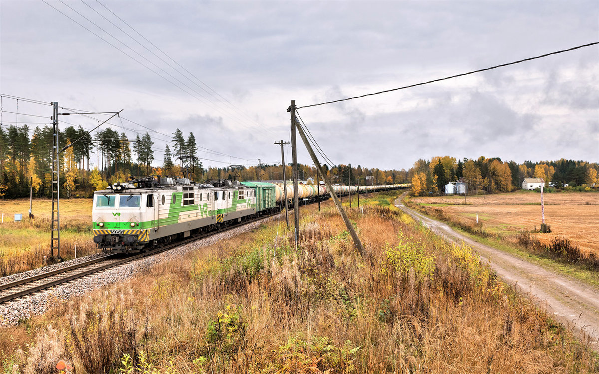 Eine Doppeltraktion der Loks Sr1 3056 und der 3086 fährt in Junttola mit einem langen russischen Kesselwagenzug von der Grenze her kommnend vorbei.Bild 9.10.2017