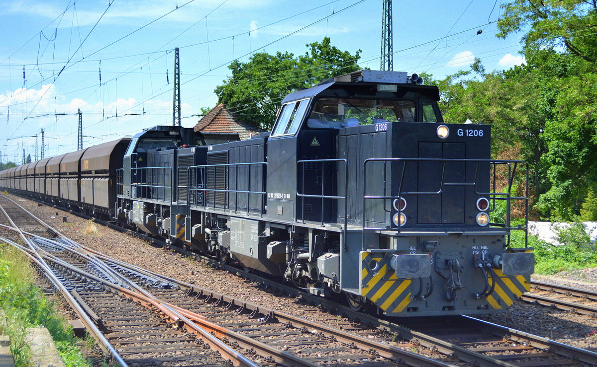 Eine Doppeltraktion MaK G 1206 vom Einsteller northrail vermietet aktuell an hvle mit 276 037-9 (NVR-Nr: 92 80 1276037-9 D-NRAIL) + 276 036-1 (92 80 1276036-1 D-NRAIL) mit einem Ganzzug VTG Schüttgutwagen am 03.06.19 Magdeburg Neustadt.