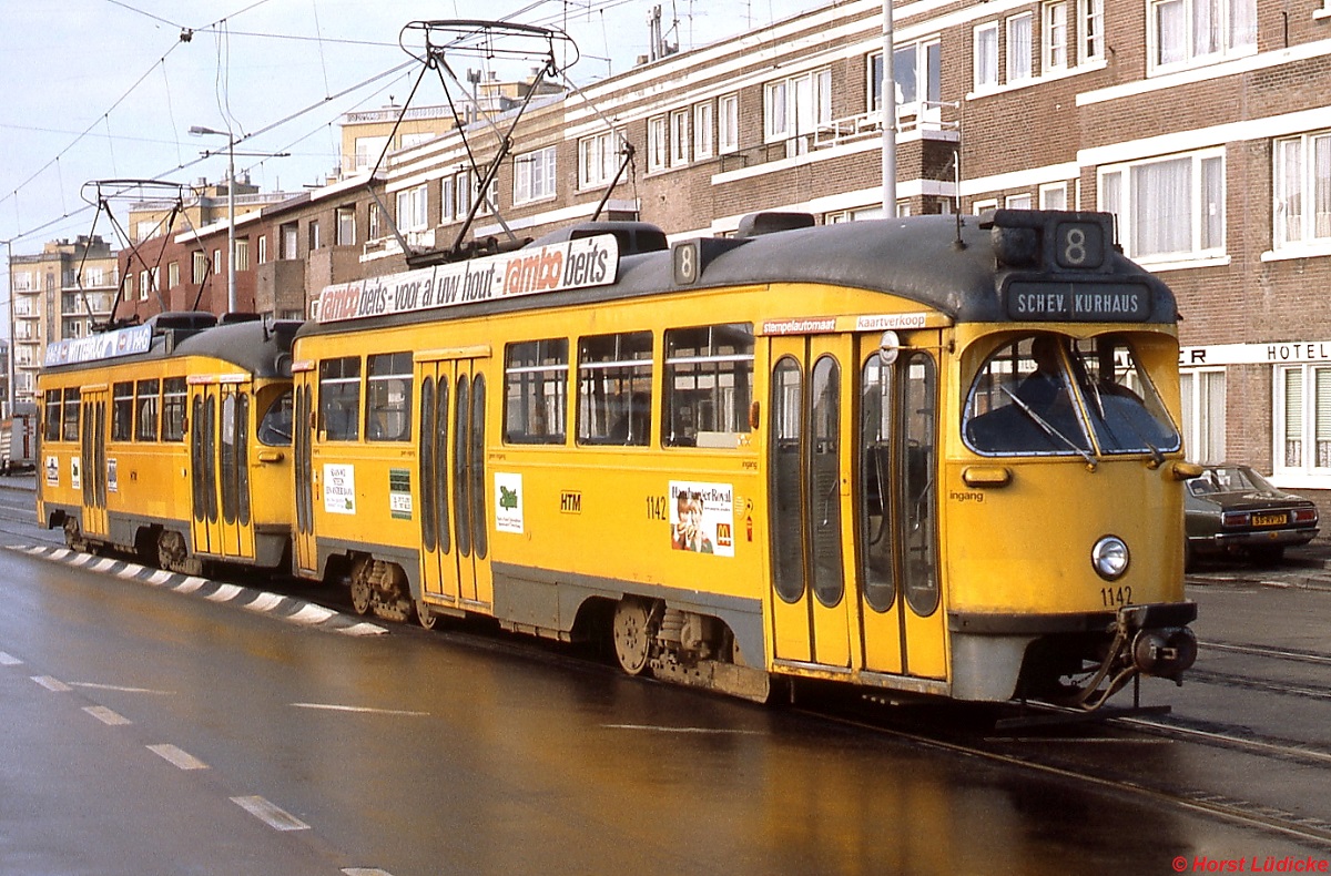 Eine Doppeltraktion mit Tw 1142 als Führendem ist auf der Linie 8 unterwegs nach Scheveningen Kurhaus (Februar 1980)