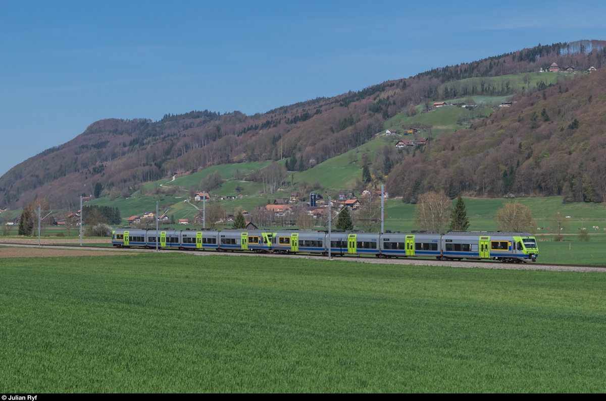 Eine Doppeltraktion NINA fährt am 10. April zwischen Toffen und Kaufdorf auf der S44 in Richtung Thun.