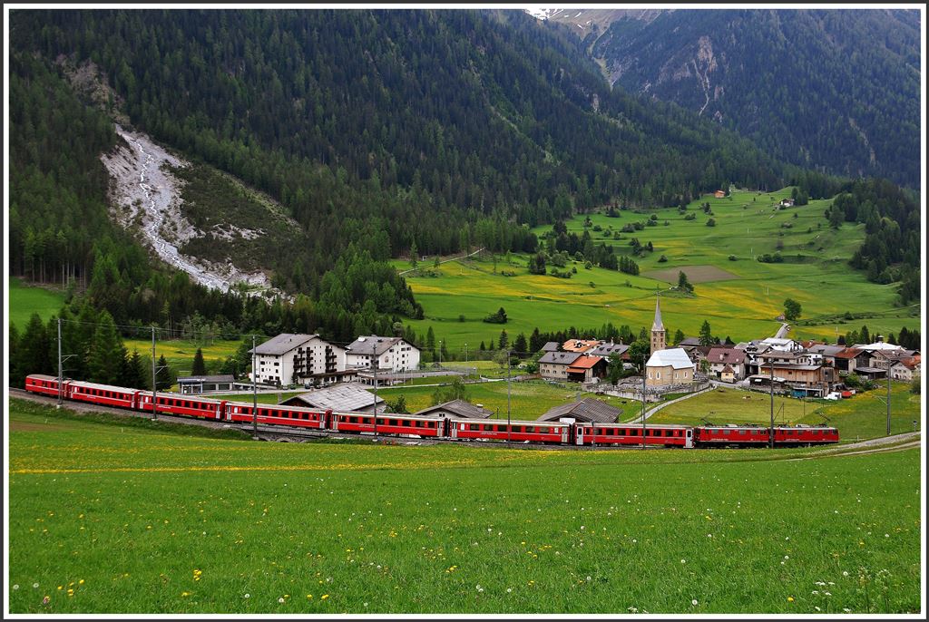 Eine Doppeltraktion dieser Oldtimer vor Personenzügen ist eher selten und somit wars ein Glückstreffer für mich, als RE1152 oberhalb Bergün damit talwärts fuhr. (31.05.2015)