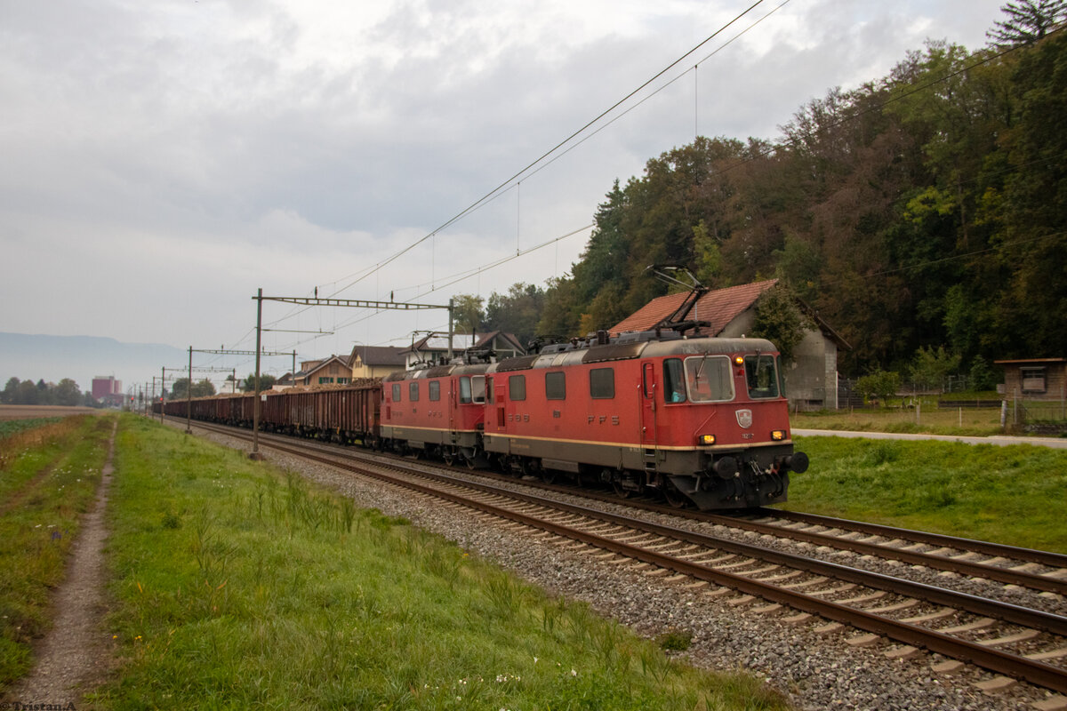 Eine Doppeltraktion Re 420 fährt mit einem vollen Rübenzug durch Busswil Richtung Zuckerfabrik Aarberg. 18.10.2023