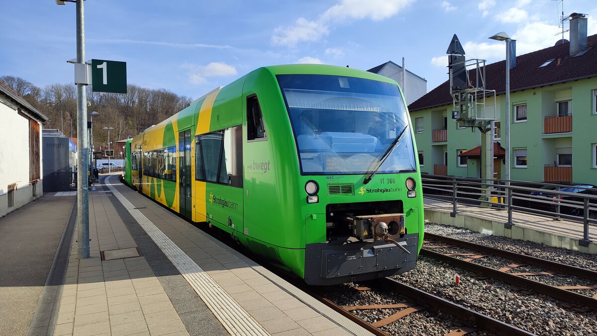 Eine Doppeltraktion Regio-Shuttle steht als WEG RB47 (WEG 1175) nach Korntal im Bahnhof Schwieberdingen auf Gleis 1. Aufgenommen am 28.02.2023 um 14:41 Uhr.