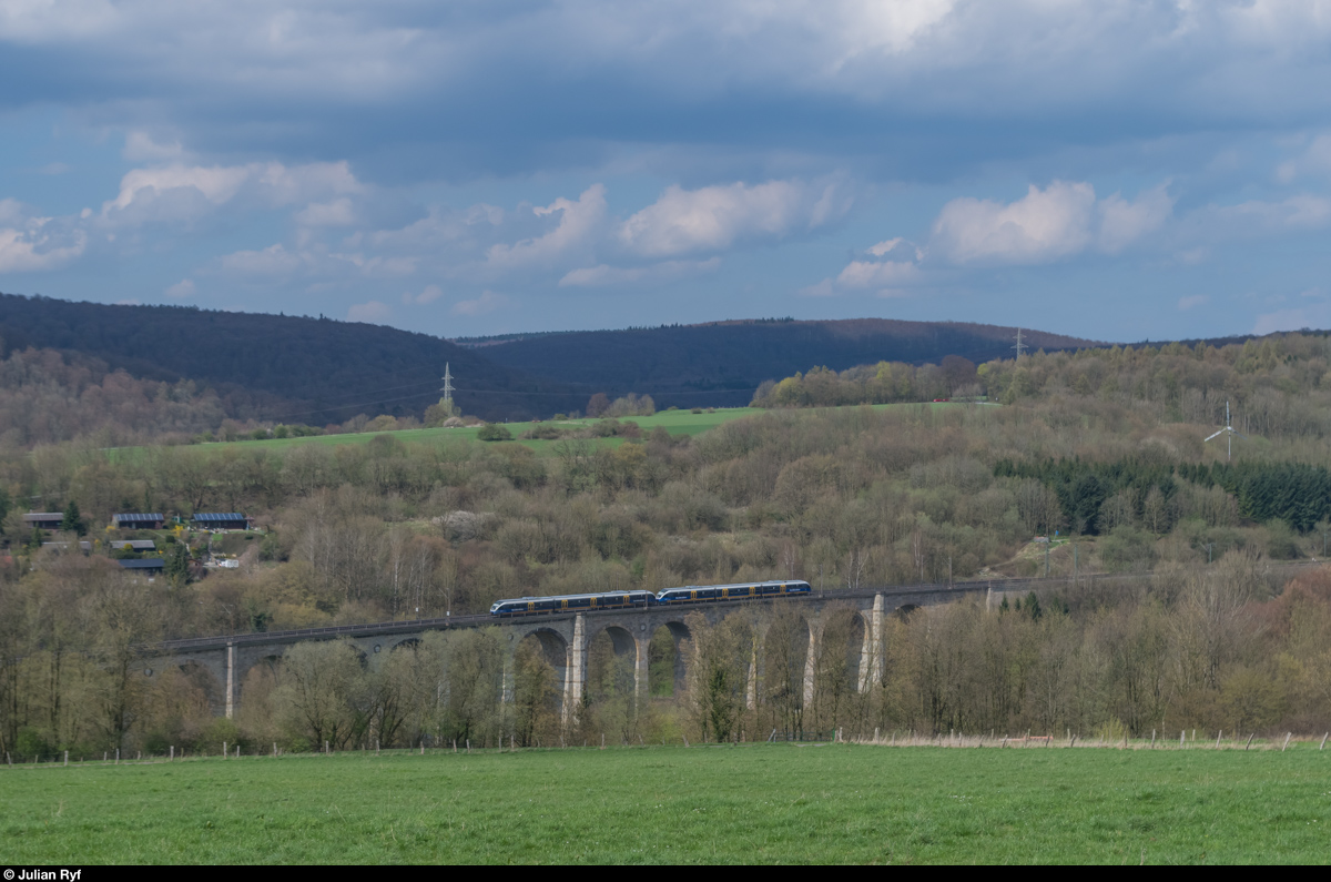 Eine Doppeltraktion Talent der NordWestBahn überfährt am 16. April 2016 den Altenbekener Viadukt.