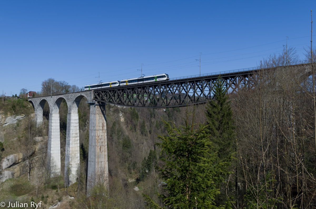 Eine Doppeltraktion THURBO GTW 2/6 befährt am 19. April 2015 den Sittertobelviadukt bei Gübsensee, die höchste Eisenbahnbrücke der Schweiz.