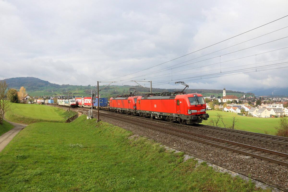Eine Doppeltraktion Vectron von DB Cargo fährt mit einem Güterzug durch Frick Richtung Gotthard. Der Zug kam aus Köln und ging nach Gallarate. 5.11.2022