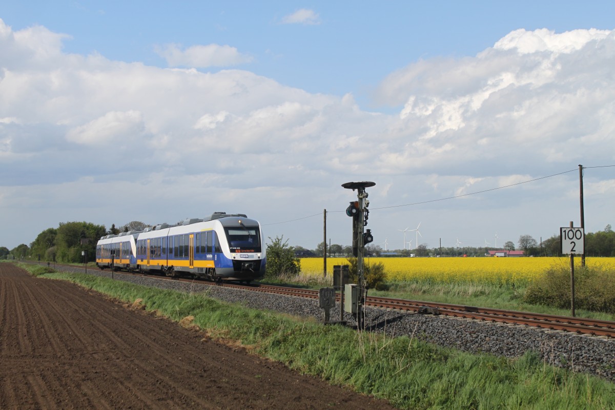 Eine Doppeltraktion VT 648 der NWB, angeführt von 648 435, passiert am 06.05.2015 das nördliche Einfahrvorsignal des Bahnhofs Weeze.