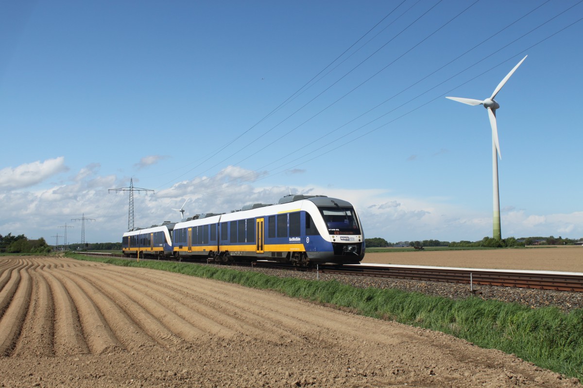 Eine Doppeltraktion VT 648 der NWB, angeführt von 648 431, zwischen Geldern und Nieukerk am 06.05.2015.