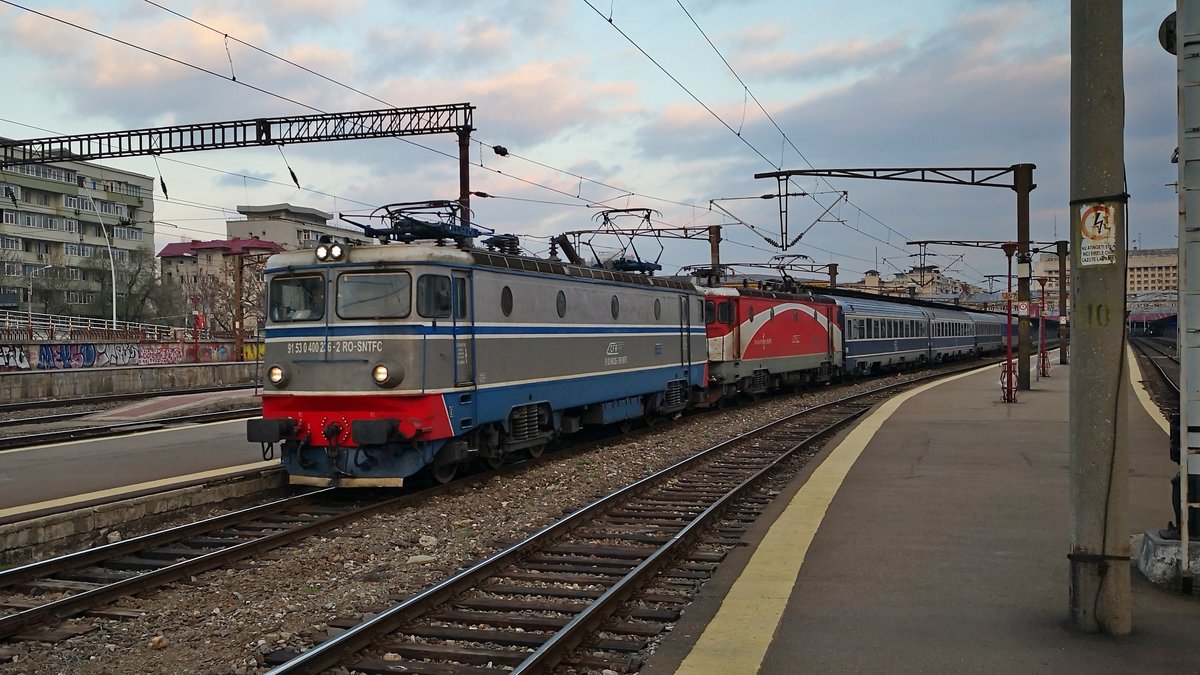Eine Doppeltraktionseinheit gebidet aus der 91-53-0-400236-2 und einer Weiteren E-Lok der Baureihe 477 warten auf freie Fahrt am 21.03.2019.