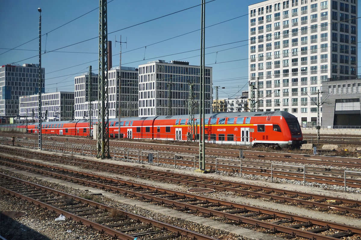 Eine DOSTO-Garnitur kommt beim Bahnhof München Donnersbergerbrücke aus einem Tunnel wieder ans Tageslicht.
Aufgenommen am 18.3.2016 aus dem EC 114.