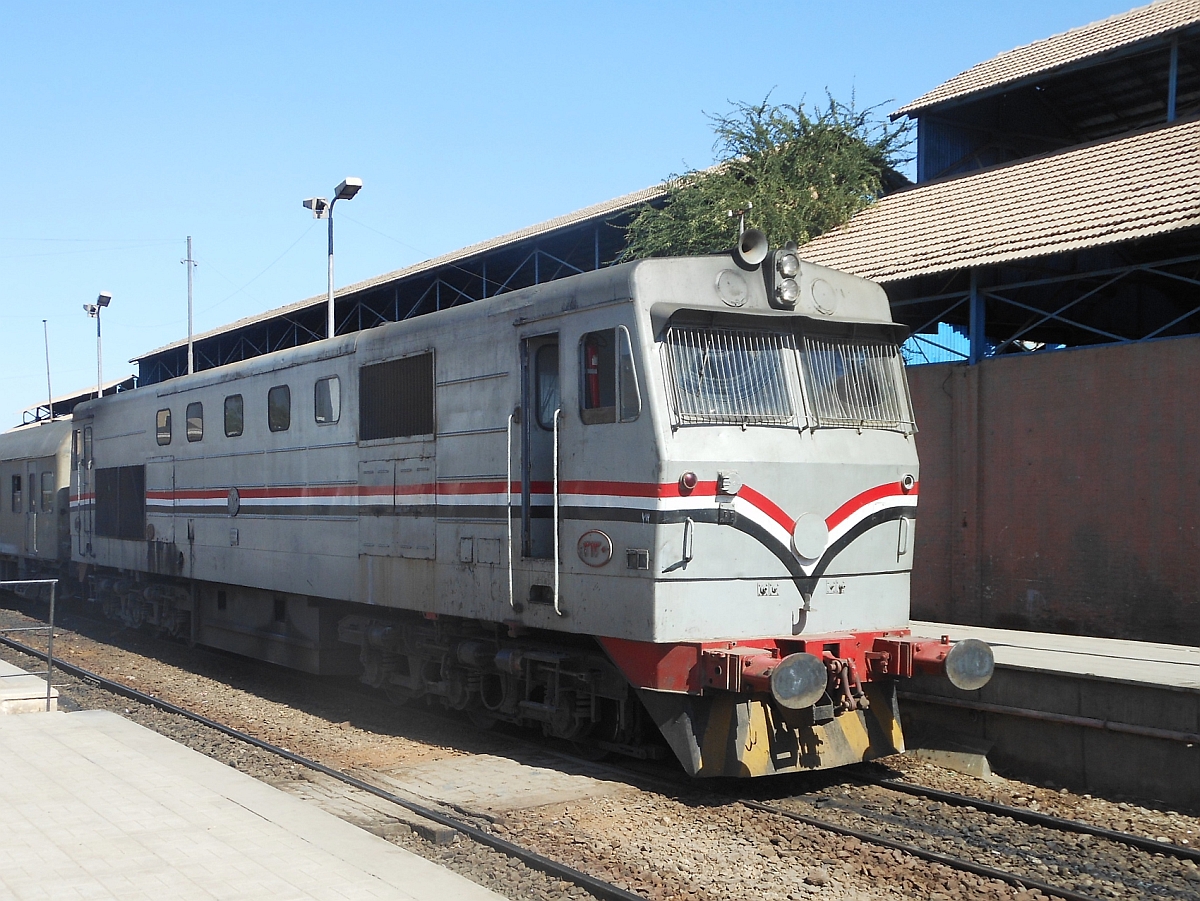 Eine von drei am 30.01.2015 im Bahnhof von Luxor stehenden Dieselloks der ägyptischen Staatsbahn, die in den achtziger Jahren von Thyssen Henschel in Kassel gebaut wurde.