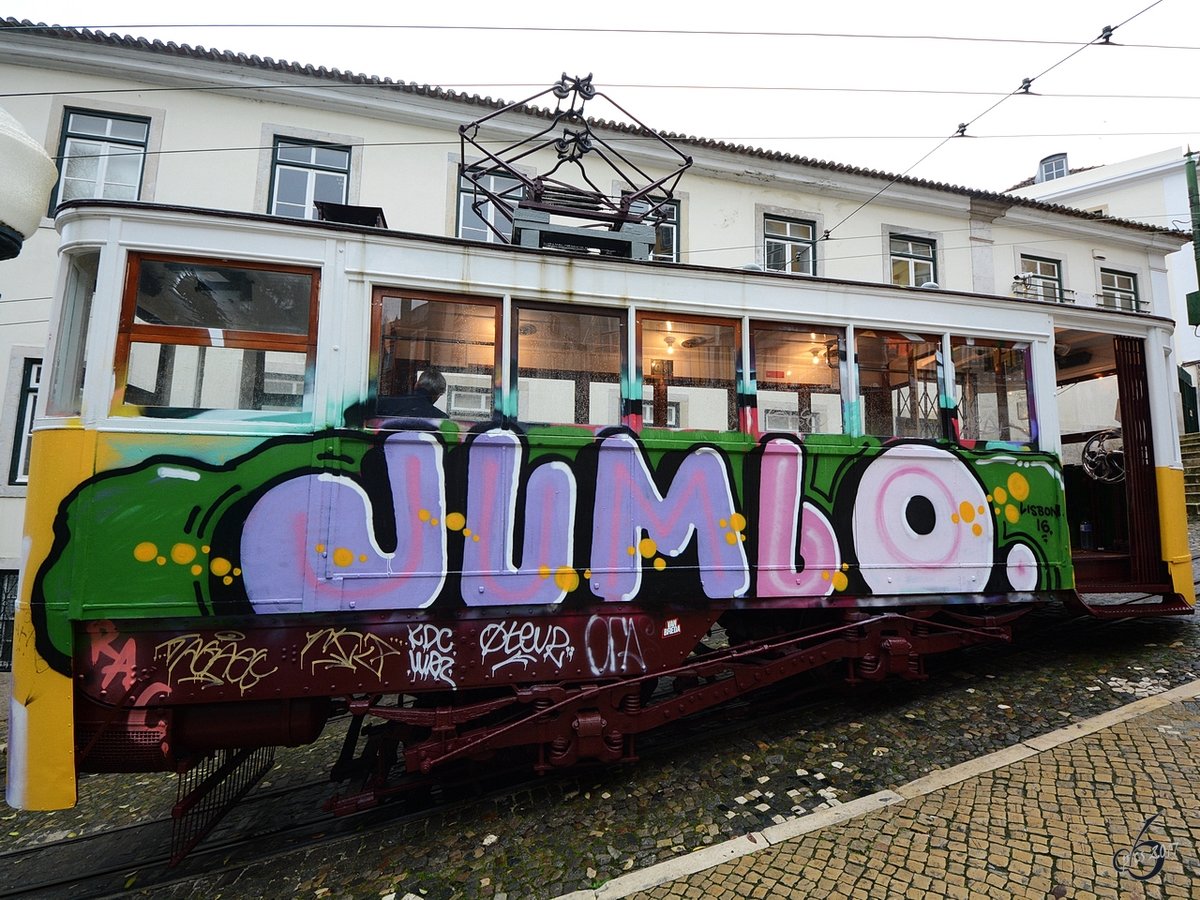 Eine der drei Standseilbahnen in Lissabon ist die Ascensor da Glória (Dezember 2016)