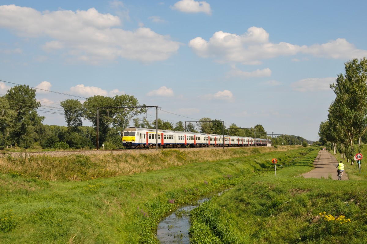 Eine Dreiergarnitur von Triebzügen der Serie AM80 (Break) mit Triebzug 387 am Zugschluss nähert sich dem Haltepunkt Schulen auf der Linie 35. Aufgenommen am 21/08/2015.