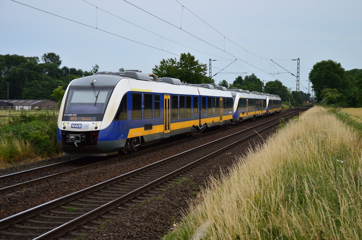 Eine dreifach Einheit der NWV, vom 648 923-0 geführt, als RE10 Zug nach Kleve kommt hier bei Kaarst Broicherseite auf den Fotografen zugefahren. 26.6.2015