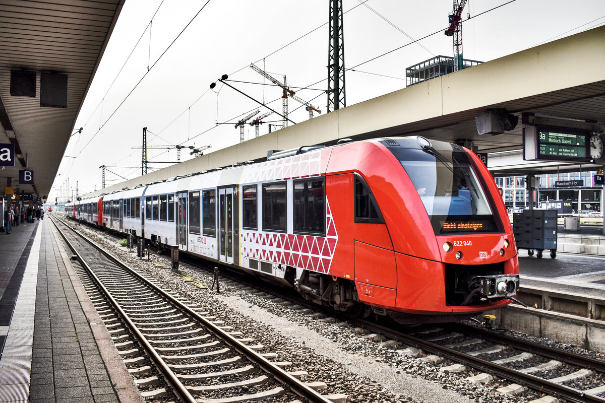 Eine Dreifach-Garnitur von 622ern mit 622 040, steht am 29.4.2019 in Mannheim Hbf.