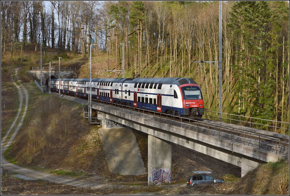 Eine Dreifachgarnitur DTZ durchfährt den Fischhölzlitunnel am Rheinfall. RABe 514 031, 514 035 und 514 051. April 2015.