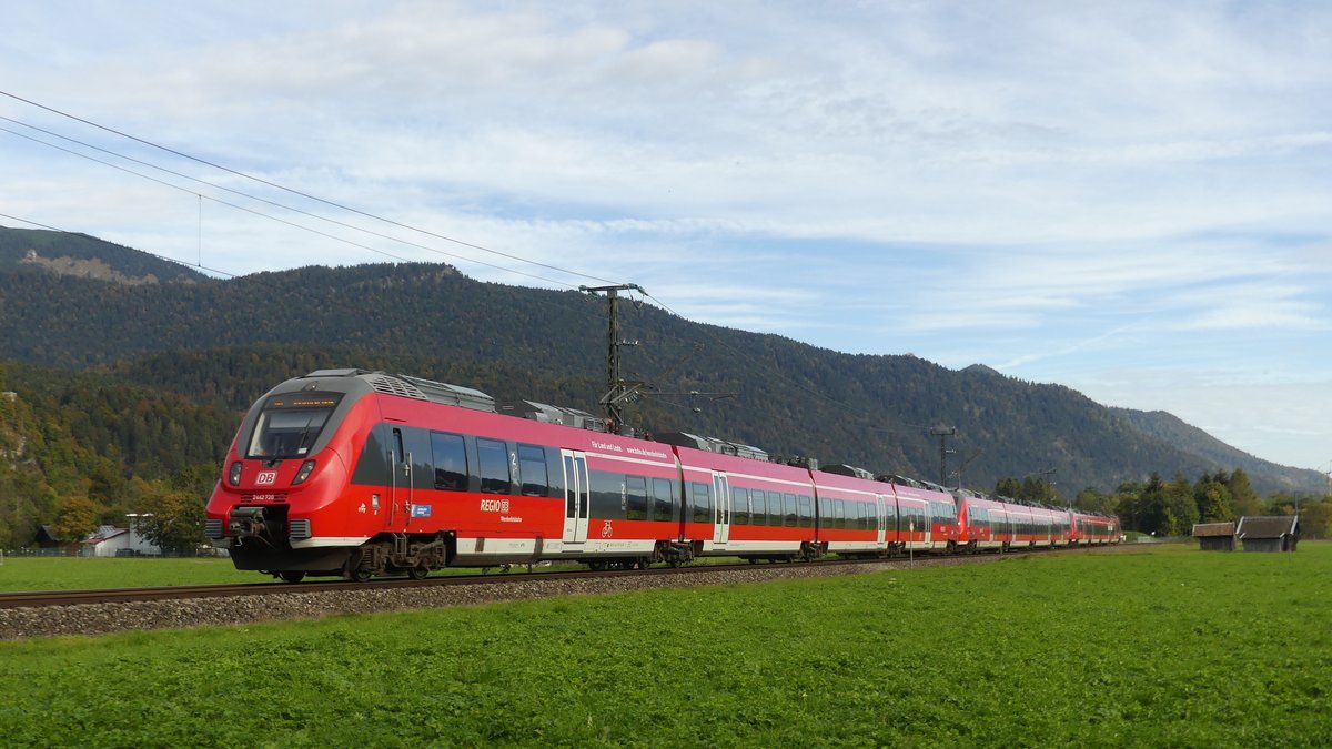 Eine Dreifachtraktion 2442 als RB nach Innsbruck zwischen Farchant und Garmisch-Partenkirchen. Aufgenommen am 6.10.2018 9:55