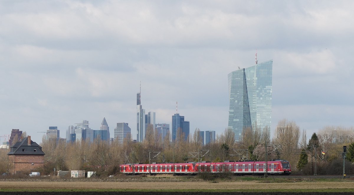 Eine Dreifachtraktion 430 in Frankfurt Oberrad. Hier verläuft die S-Bahn Strecke zwischen dem Frankfurter und dem Offenbacher Citytunnel für einen knappen Kilometer oberirdisch. Im Hintergrund ist die Frankfurter Skyline zu sehen. Aufgenommen am 29.3.2018 10:41