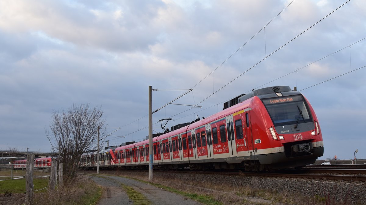 Eine Dreifachtraktion aller damaliger Typen von Werbebahnen der S-Bahn Rhein Main als Leerfahrt nach Rödermark-Ober Roden kurz vor Rodgau Weißkirchen. Aufgenommen am 3.2.2019 16:38