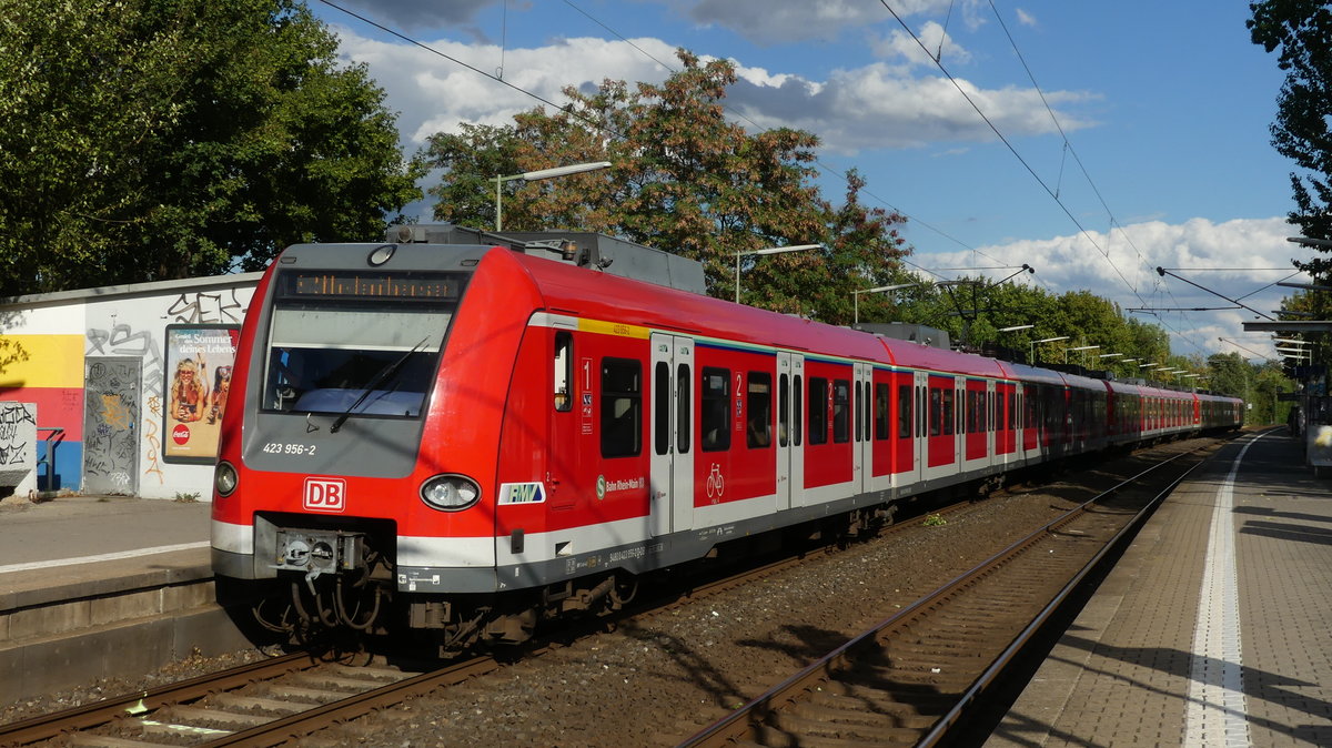 Eine Dreifachtraktion der Baureihe 423 legt auf dem Weg als S2 von Dietzenbach nach Niedernhausen in Frankfurt Nied einen Halt ein. Aufgenommen am 10.8.2018 18:16