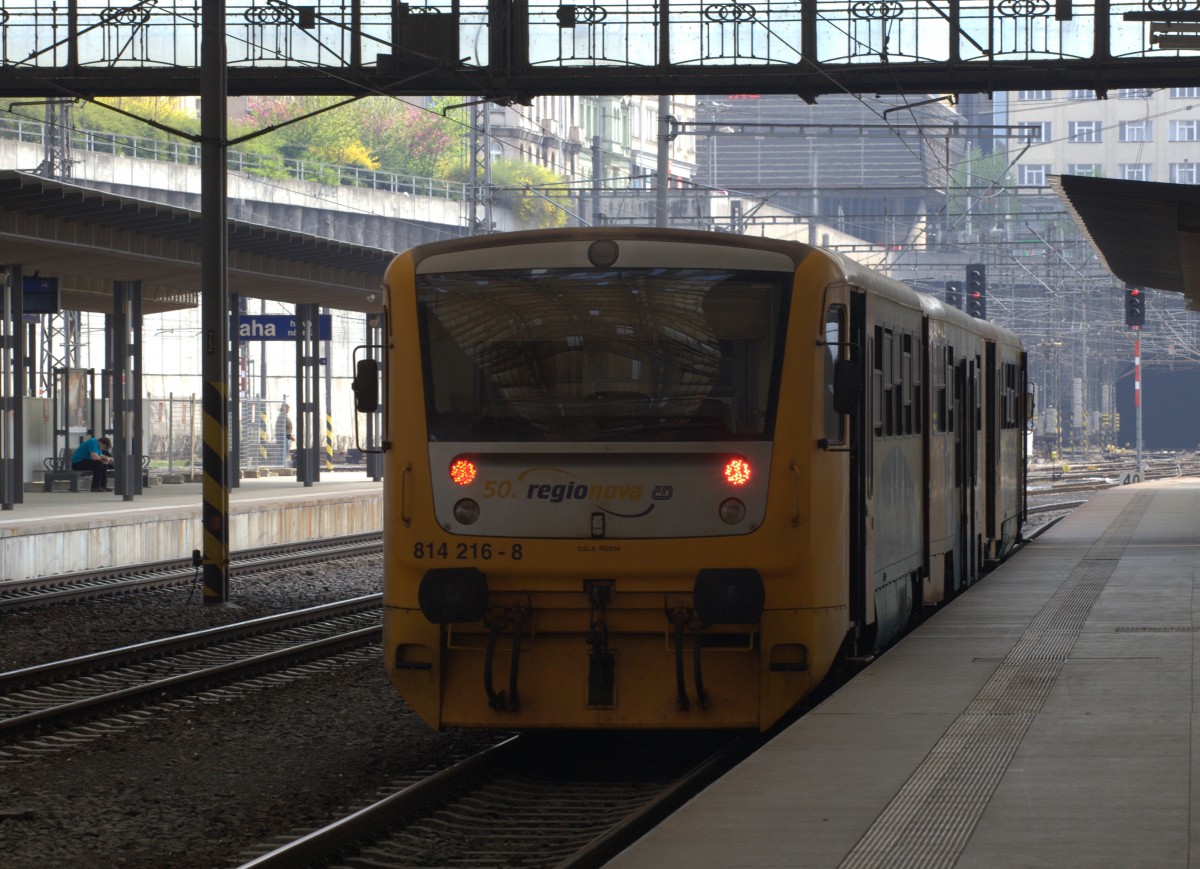 Eine dreiteilge Einheit des Regio Nova, hier der 50. TW für die CD ,  als S8 verkehrend, brachte den Fotografen nach Praha Branik. 24.04.2015 15:42 Uhr.
Der Zug  fährt nach Cercany.