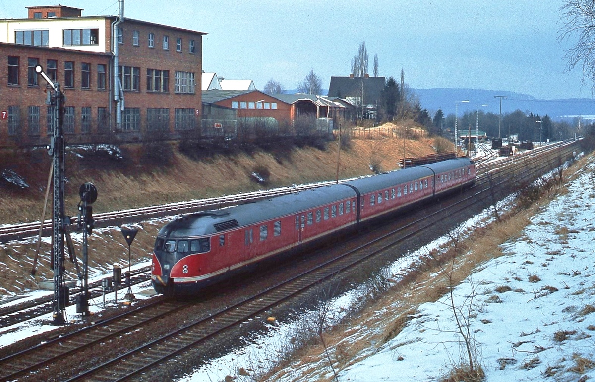 Eine dreiteilige 613-Garnitur fährt im Febraur 1985 in Seesen ein