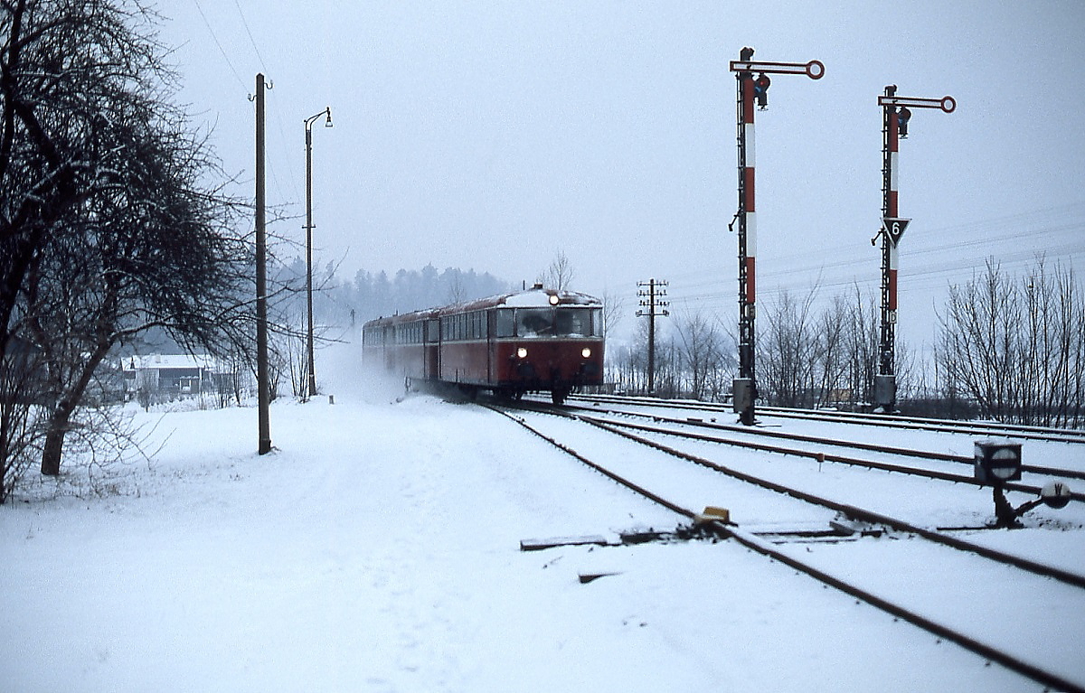 Eine dreiteilige 798-Garnitur fährt im Februar 1986 in den Bahnhof Rott am Inn ein