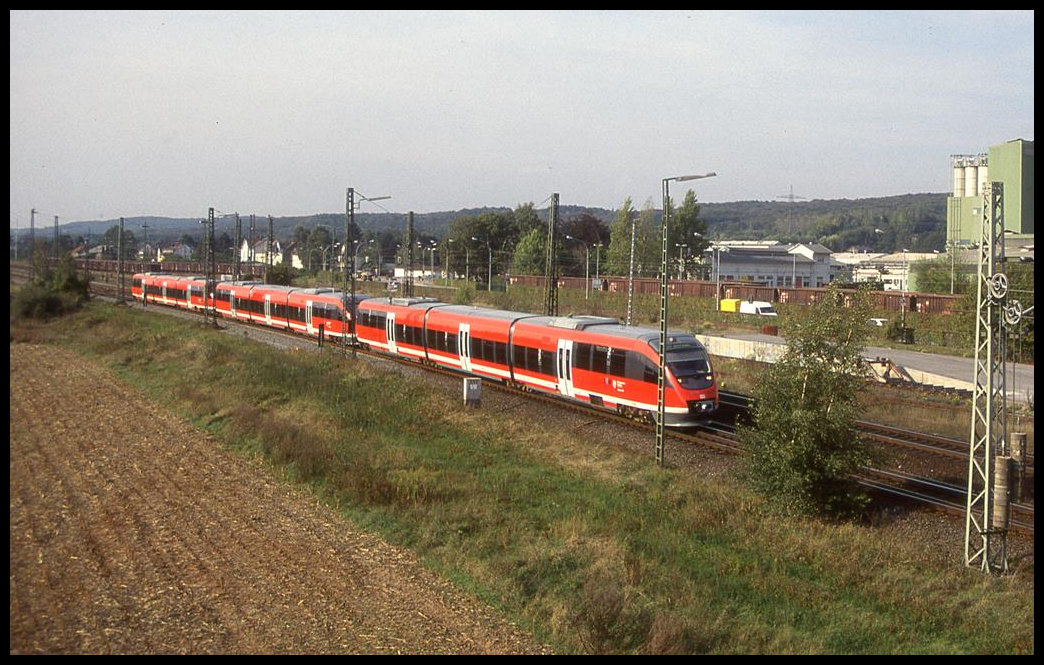 Eine dreiteilige Einheit der DB Baureihe 643 kam am 26.9.2003 in Richtung Münster fahrend durch den Bahnhof Lengerich.