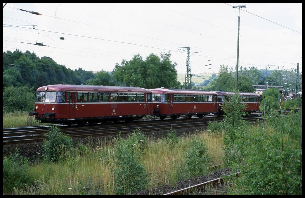 Eine dreiteilige Schienenbus Garnitur mit vorn 796690 und hinten 798902 rangiert hier am 13.07.2003 im Bahnhof Altenbeken.