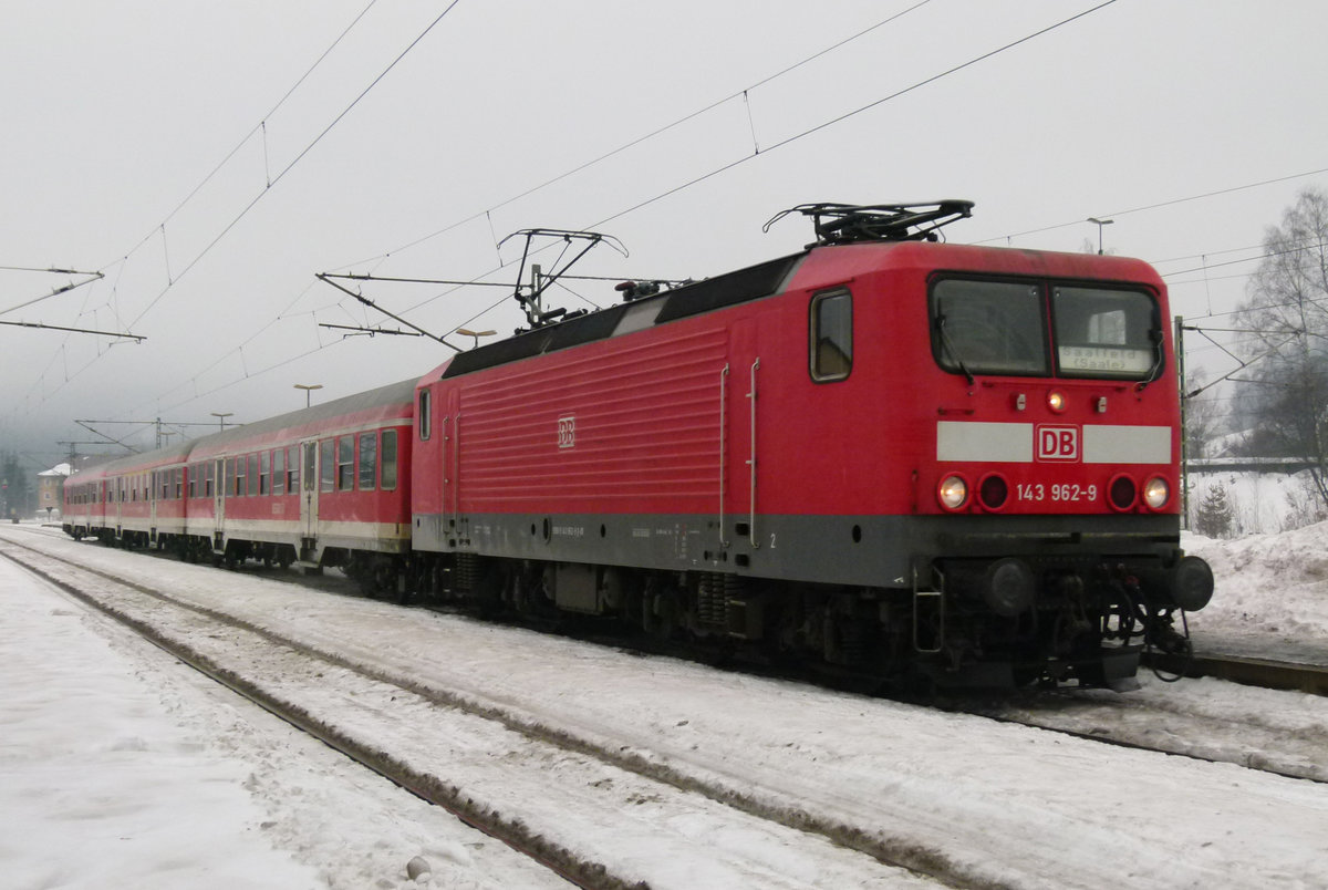 Eine Dreiviertelstunde hatte ich am 07. Januar 2011 Zeit, mich auf dem Bahnhof Pressig-Rothenkirchen umzusehen. Jetzt fährt RB 37624 Bamberg - Saalfeld in Pressig-Rothenkirchen ein.