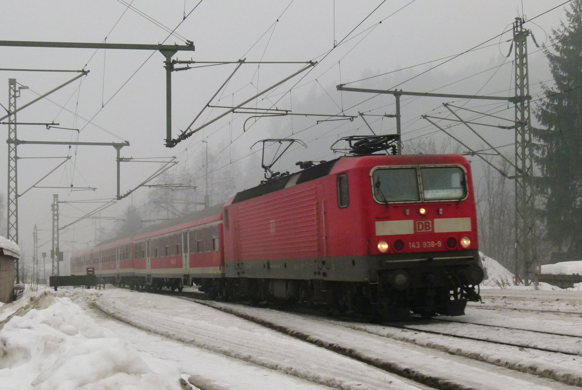 Eine Dreiviertelstunde hatte ich am  07. Januar 2011 Zeit, mich auf dem Bahnhof Pressig-Rothenkirchen umzusehen. Als Ersatz für die ausgefallenen Triebwagen der Baureihe 612 wird auch die Leistung des RE 3468 von einem lokbespannten Zug übernommen. Hier fährt er in Pressig-Rothenkirchen ein.