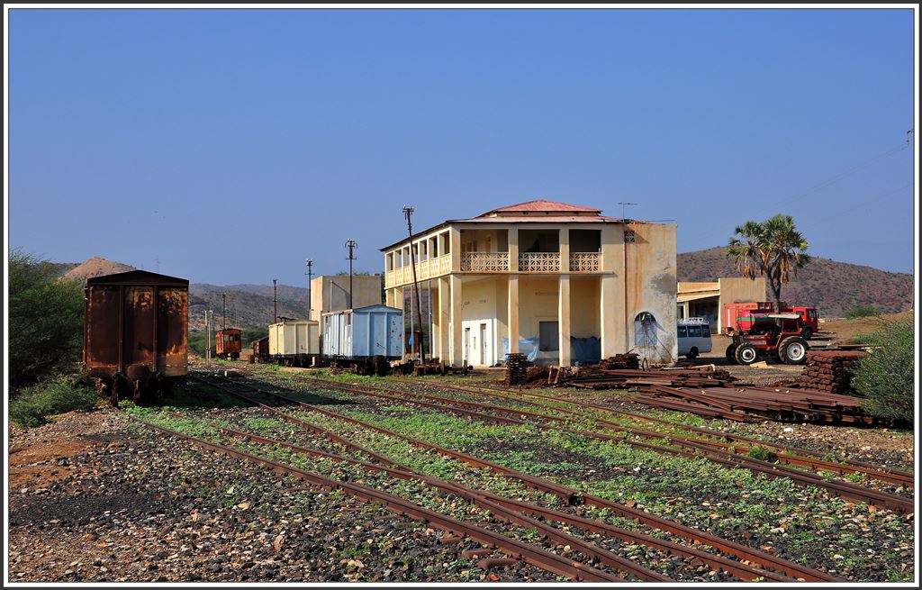Eine drückende Hitze liegt über dem Bahnhof Mai Atal. (07.12.2014)