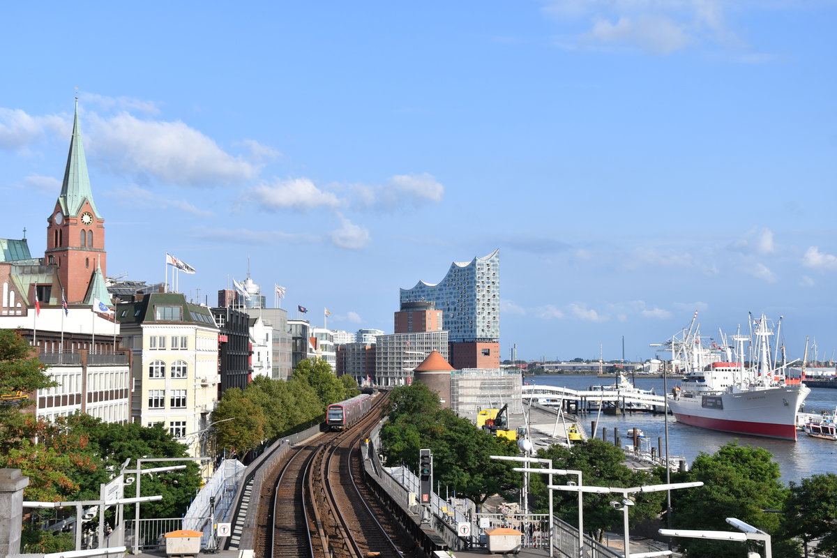 Eine DT5-Einheit ist am 02.09.2018 auf der U3 Richtung Wandsbek-Gartenstadt unterwegs und erreicht in Kürze die Haltestelle Landungsbrücken. Vorbei an den Hamburger Sehenswürdigkeiten