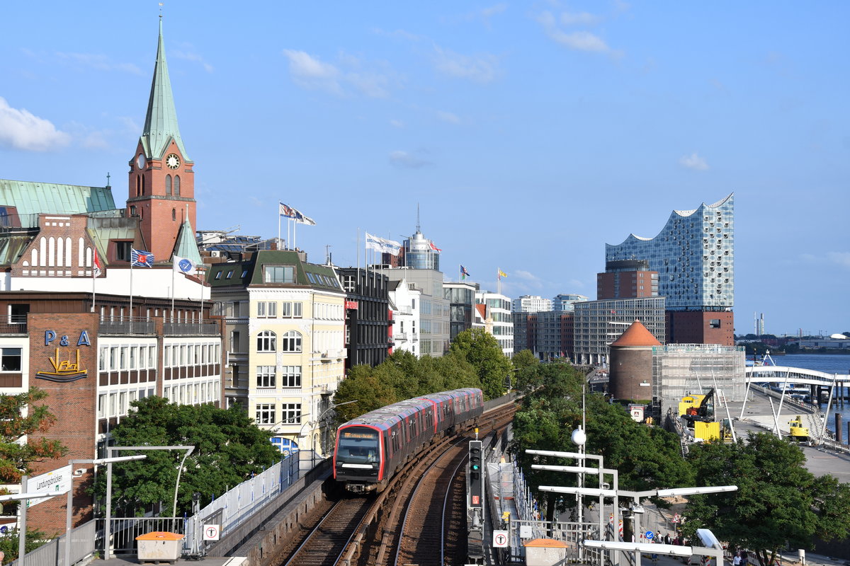 Eine DT5-Einheit erreicht als U3 nach Wandsbek Gartenstadt die Haltestelle Landungsbrücken. Im Hintergrund ist die Elbphilharmonie zu sehen. 02.09.2018 