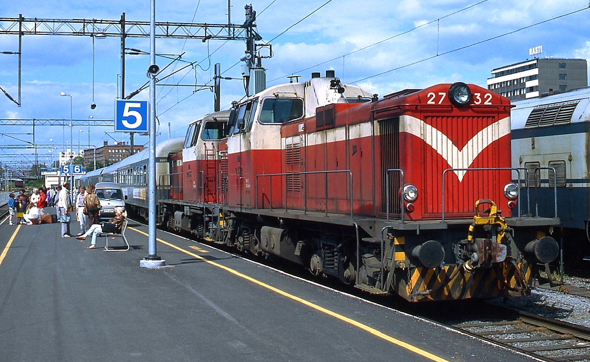 Eine Dv12-Doppeltraktion mit Dv12 2732 an der Spitze ist im Juni 1990 im Bahnhof von Tampere eingetroffen