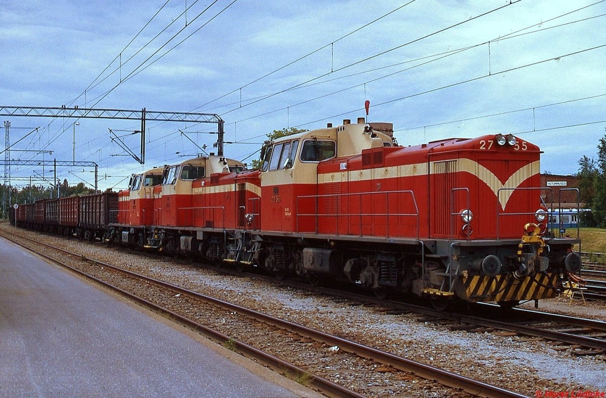 Eine Dv12-Dreifachtraktion mit Lok 2755 an der Spitze fhrt in den Bahnhof Toijala ein (Juni 1990)