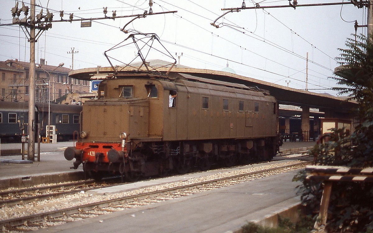 Eine E 428 rangiert im September 1986 im Bahnhof Bologna. Mit einer Länge von 19.050 mm und einem Gewicht von 135 t wirkten diese 2'BoBo2'-Lokomotiven recht beeindruckend.