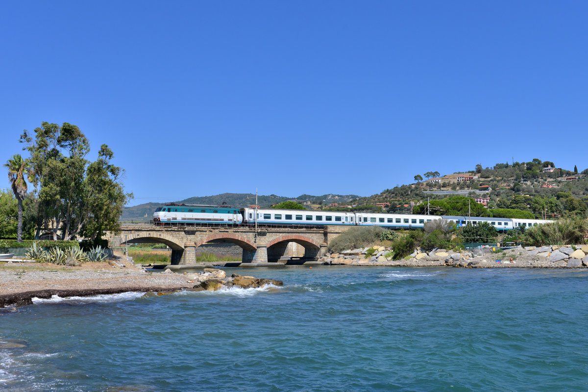 Eine E 444 mit einem IC nach Ventimiglia am 22.08.2016 bei Imperia. 