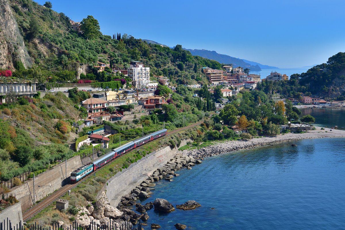 Eine E 656 mit einem ICN am 05.06.2019 bei Taormina.