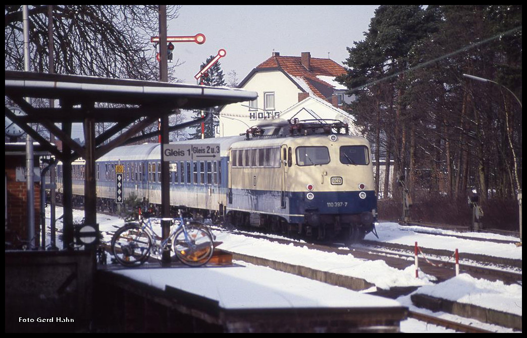 Eine E-Lok auf der nicht elektrifizierten Sennebahn! - Das gab es eine Zeit lang im Jahr 1994. Am 23.3.1994 hing 110397 am Zugschluss des IR 2552 nach Aachen, als dieser hier um 13.40 Uhr von 218137 durch den Bahnhof Schloss Holte geschleppt wurde.