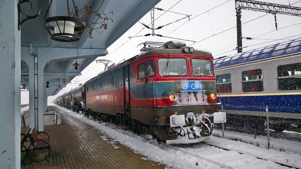 Eine E-Lok der Baureihe 40 durchfuhr am 15.12.2018 deb Hauptbahnhof in Timisoara.