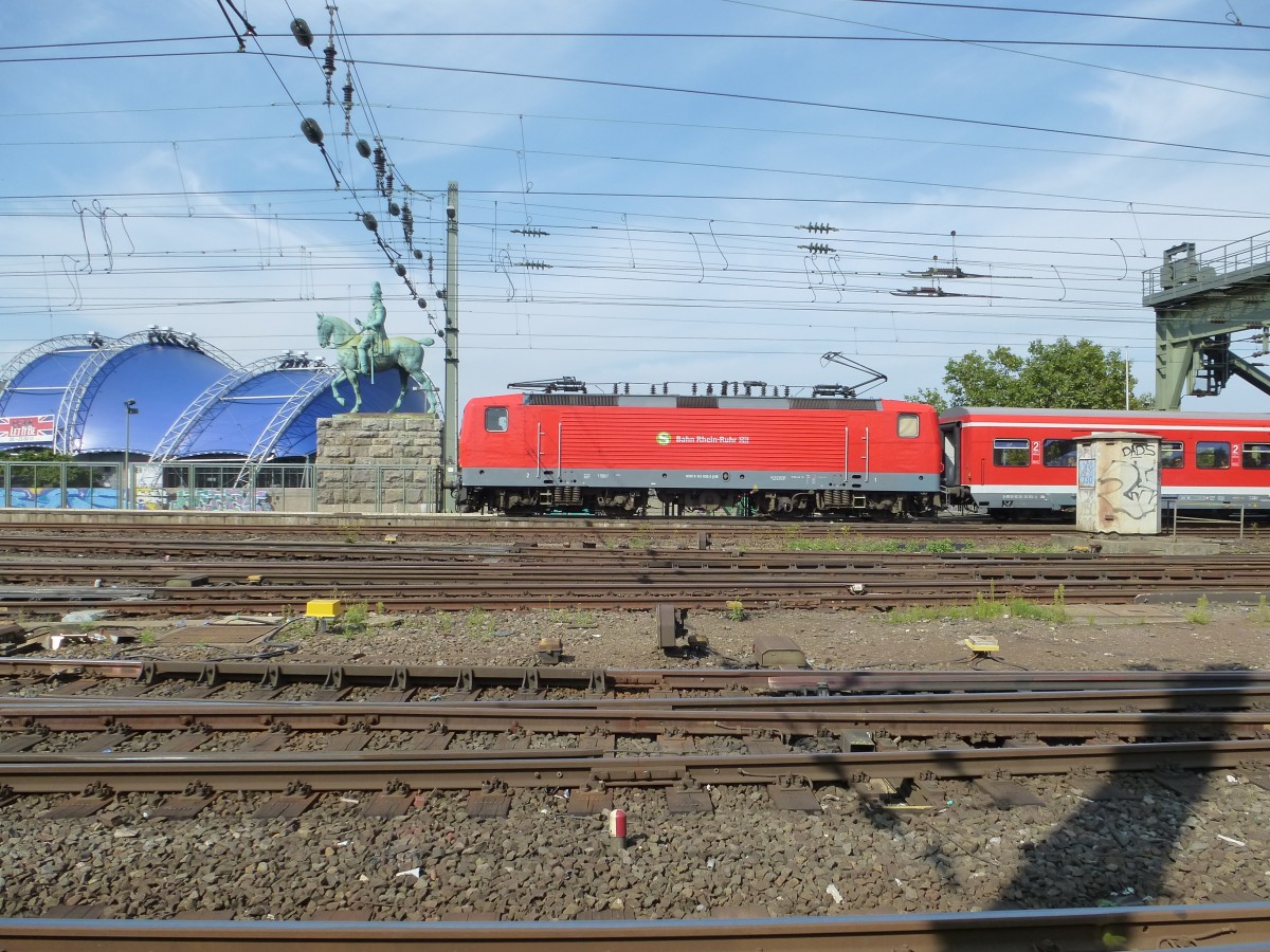 Eine E-Lok der BR143 fhrt hier am 22.08.2013 zwischen dem Klner Hbf und der Hohenzollernbrcke.